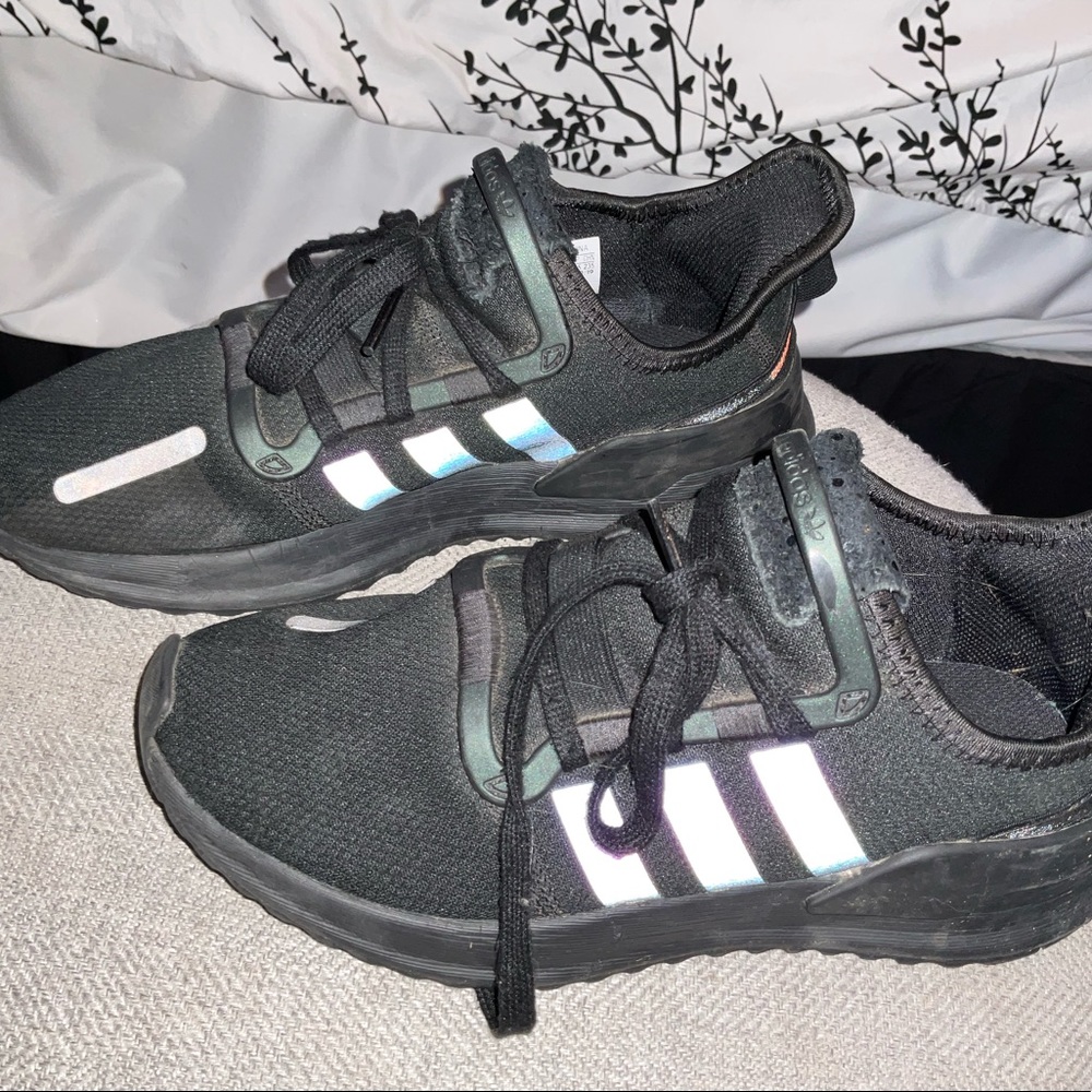 Tennis shoes